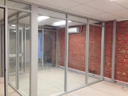 La polvere ha ricoperto la struttura modulare di vetro dei muri divisori dell'ufficio di 12mm o lo stile Frameless