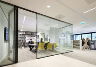 Il chiaro o ufficio moderno glassato robusto divide l'installazione facile