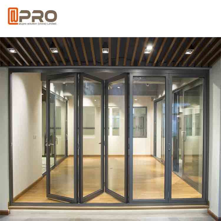 La polvere ha ricoperto le porte pieganti di alluminio per le costruzioni commerciali ha personalizzato la piegatura automatica di sicurezza della porta di piegatura di dimensione per fare