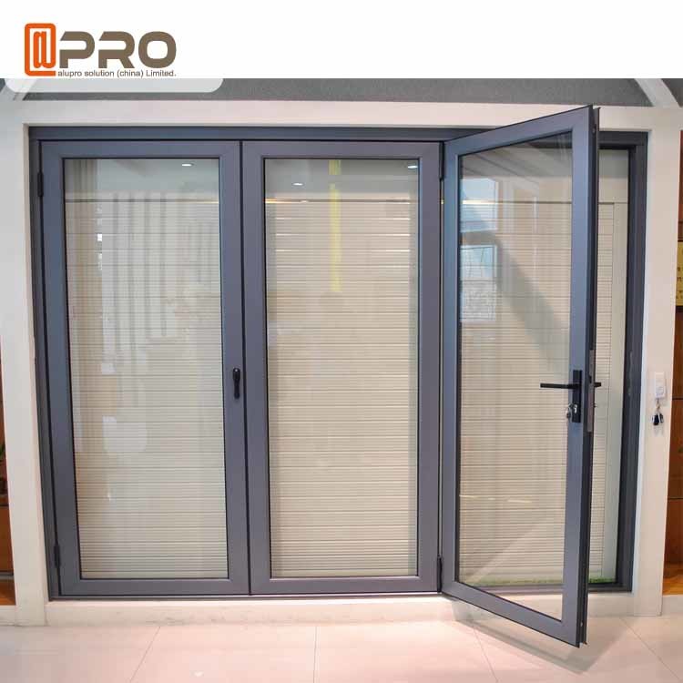 Spolverizzi le porte di piegatura di alluminio grige ricoprenti con la doppia porta di piegatura su ordinazione resistente di vetro del mdf della porta di piegatura dell'acqua