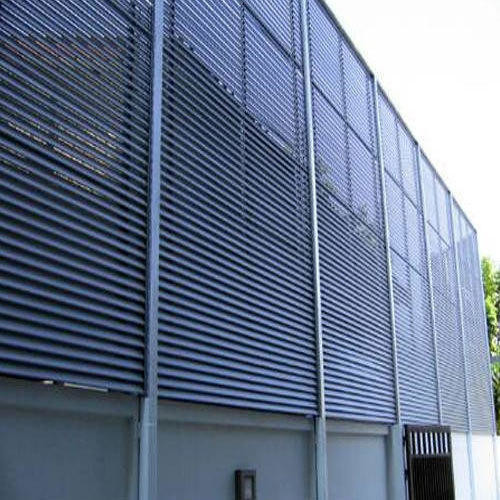 L'alluminio di costruzione degli otturatori espone al sole le feritoie verticali dell'ombra
